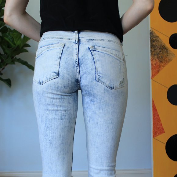 Express Mia Mid-Rise Acid Wash Distressed Jeans - Picture 3 of 8